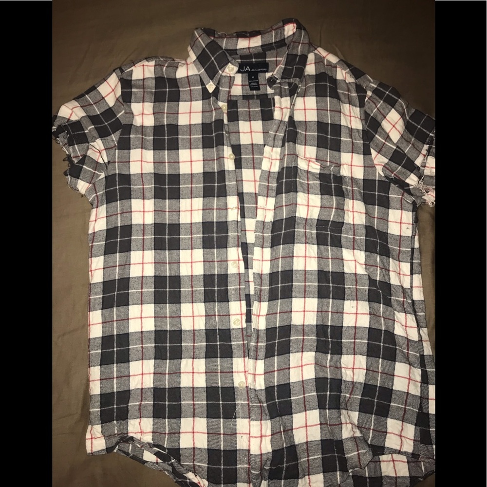Men’s distressed short sleeve shirt